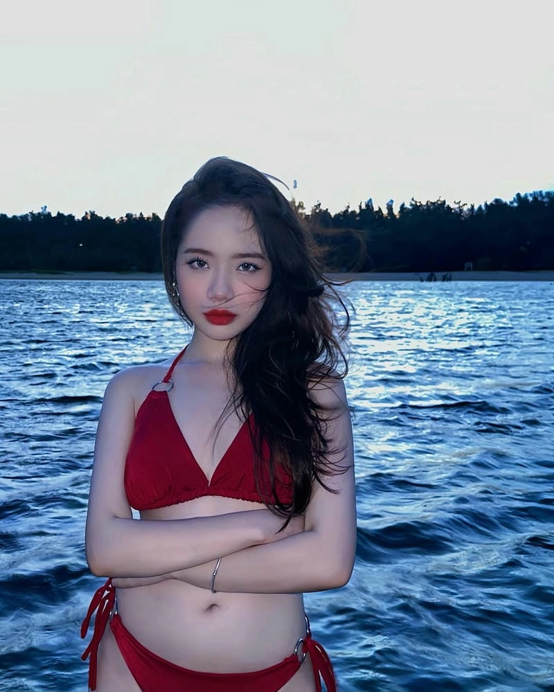 Ảnh gái xinh đi biển mặc bikini toát lên vẻ đẹp gợi cảm bốc lửa mê hoặc.