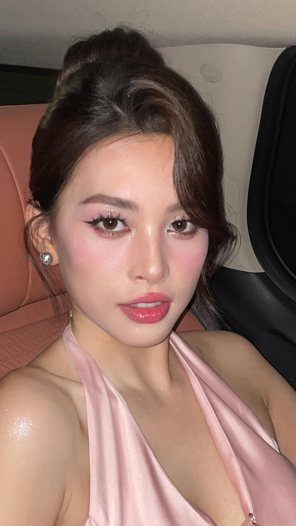 Ảnh gái xinh lộ vú to thể hiện nét đẹp gợi cảm táo bạo cuốn hút.