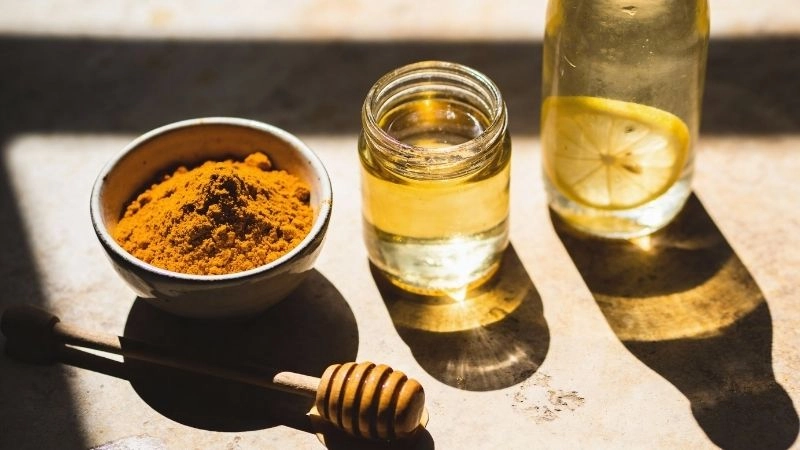 Sức mạnh phục hồi từ tinh bột nghệ và nước ấm