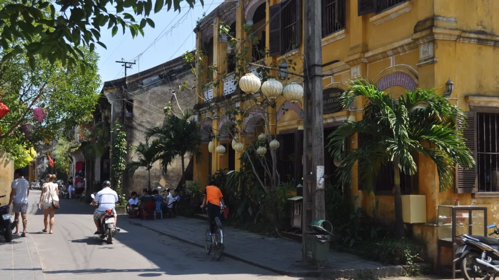 Ẩm thực quanh các di tích lịch sử Hội An với món cao lầu và mì quảng hấp dẫn