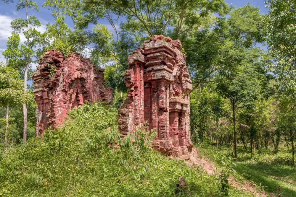 Thánh địa Mỹ Sơn bị tàn phá bởi chiến tranh với những dấu tích hố bom