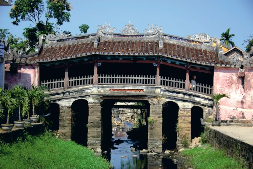 Di tích lịch sử Hội An và các làng nghề truyền thống như làm gốm và dệt vải