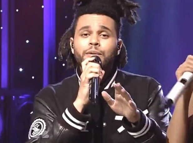 Ariana Grande và The Weeknd biểu diễn trên sân khấu