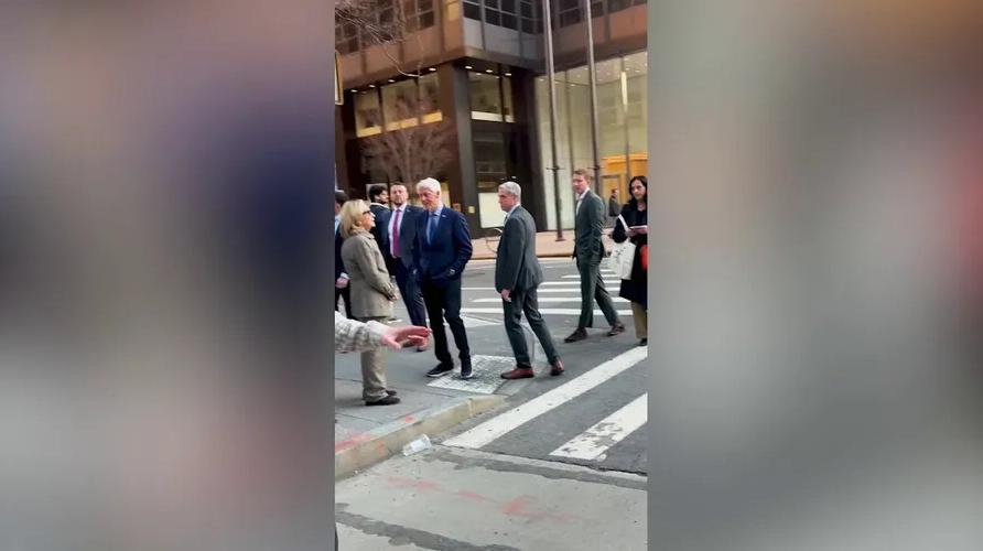 Bill Clinton và Hillary Clinton đi dạo