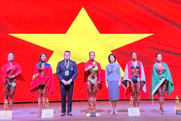 Huấn luyện viên cùng Phạm Văn Mách