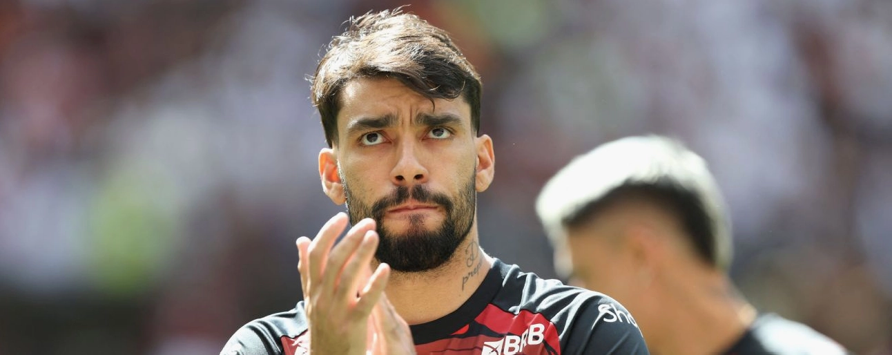 Lucas Paquetá vẫy chào khán giả tại Supercopa do Brasil 2026