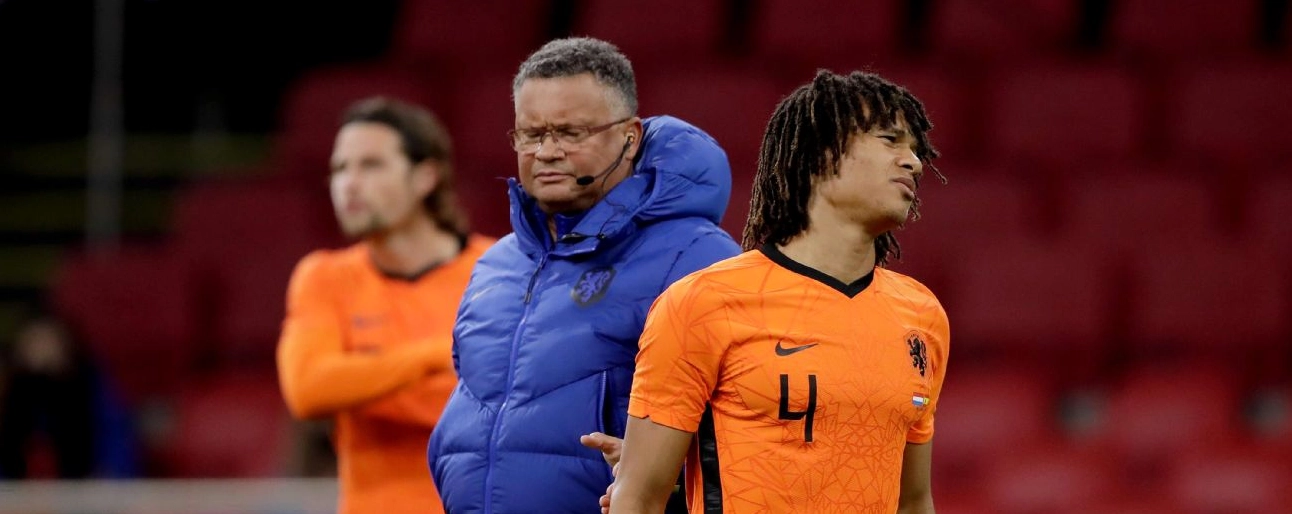 Nathan Aké của Đội tuyển Hà Lan rời sân sau chấn thương trong trận giao hữu với Tây Ban Nha