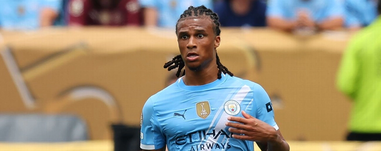 Nathan Aké của Manchester City kiểm soát bóng tại FIFA Club World Cup