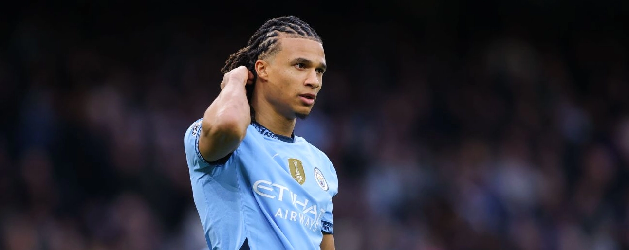 Nathan Aké của Manchester City tranh chấp bóng trong trận đấu Premier League với Liverpool