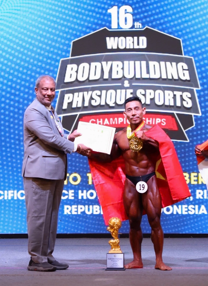 Phạm Văn Mách khoe cơ bắp trên sân khấu