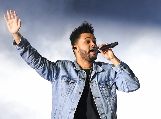 The Weeknd biểu diễn trên sân khấu lớn