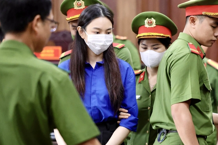 Nguyễn Thúc Thùy Tiên trầm ngâm khi chấp nhận mức án 2 năm tù giam