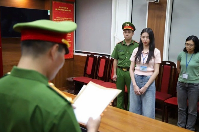 Nguyễn Thúc Thùy Tiên và Quang Linh Vlogs trong bối cảnh chuẩn bị hầu tòa