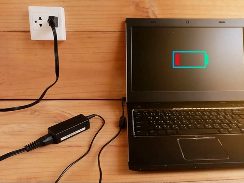 Kiểm tra nguồn điện và adapter khi laptop không hiển thị màn hình