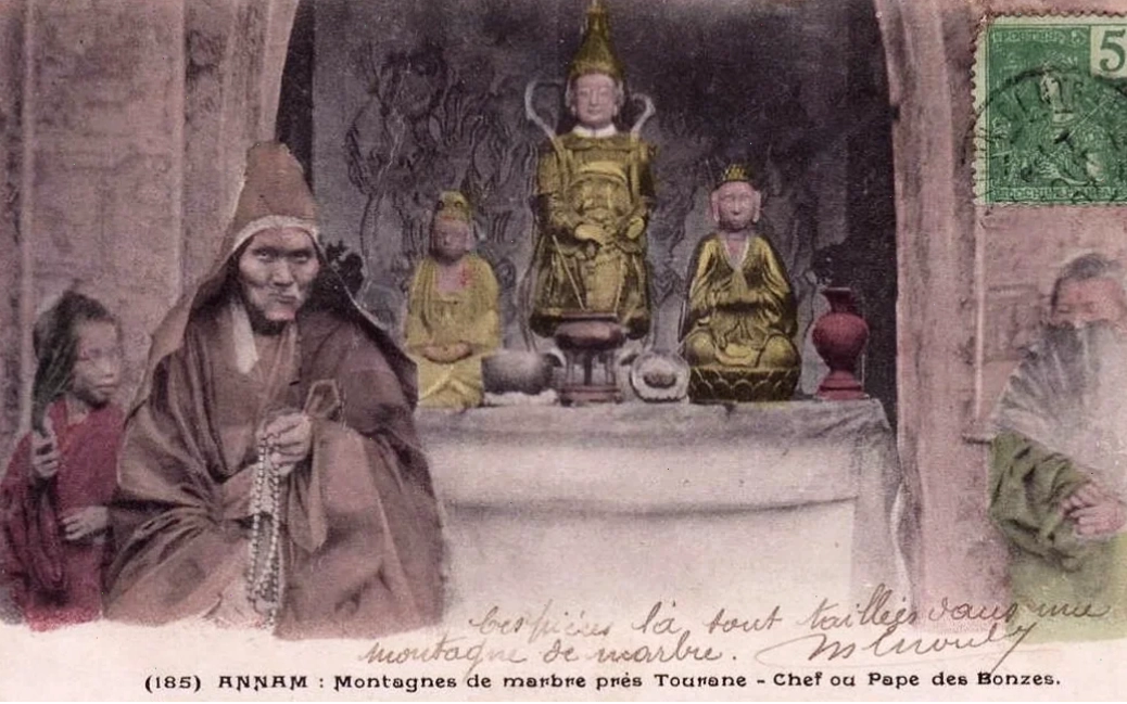 Bên trong một hang động huyền ảo tại Ngũ Hành Sơn