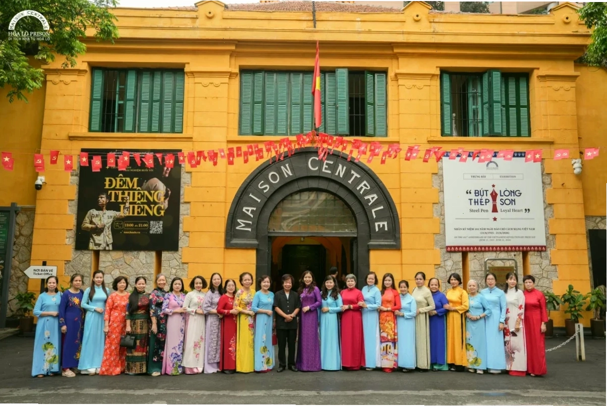 Các hiện vật lịch sử được trưng bày bên trong Nhà tù Hỏa Lò