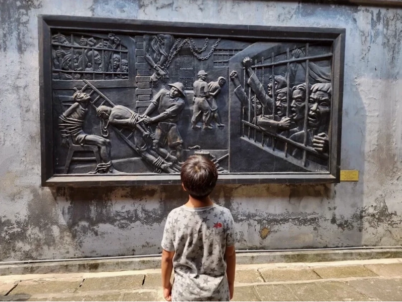Cổng vào di tích Nhà tù Hỏa Lò Hà Nội