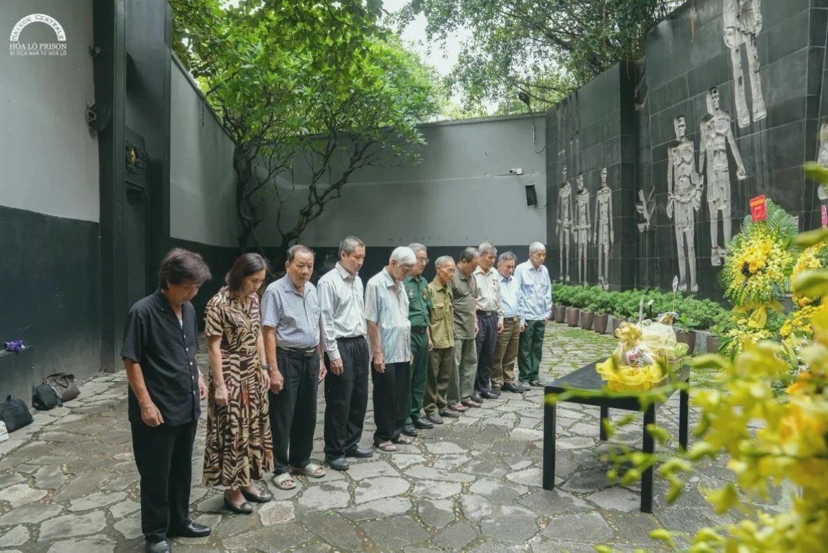 Du khách tham quan tìm hiểu lịch sử tại Nhà tù Hỏa Lò