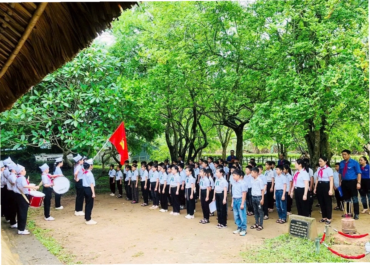 Học sinh về nguồn tại Đình Tân Trào