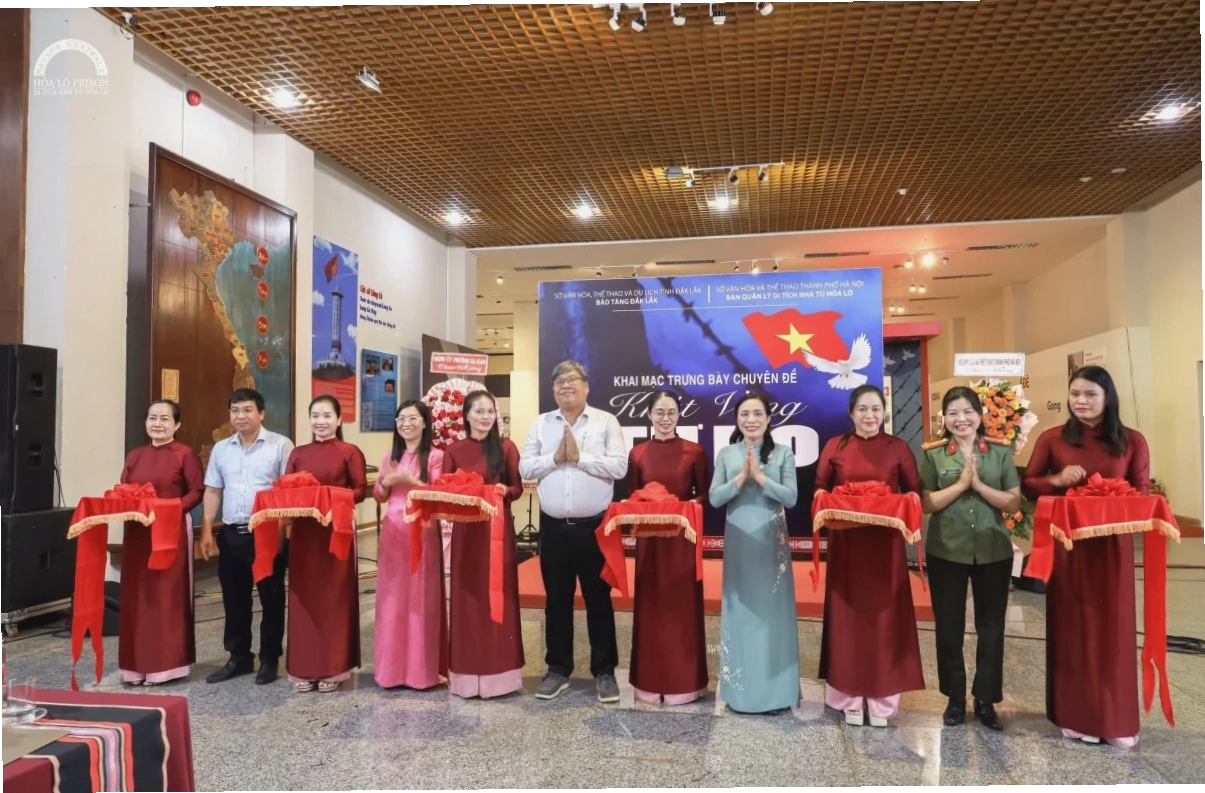 Kiến trúc kiên cố của Nhà tù Hỏa Lò với các phòng giam và tháp canh