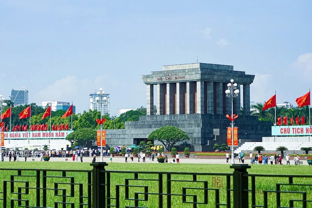 Lăng Bác thiêng liêng và trang nghiêm giữa quảng trường Ba Đình lịch sử