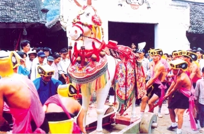 Màn tái hiện Thánh Gióng cưỡi ngựa sắt bay về trời
