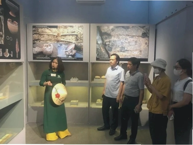 Mô tả Cổ Loa là kinh đô của An Dương Vương với kiến trúc độc đáo