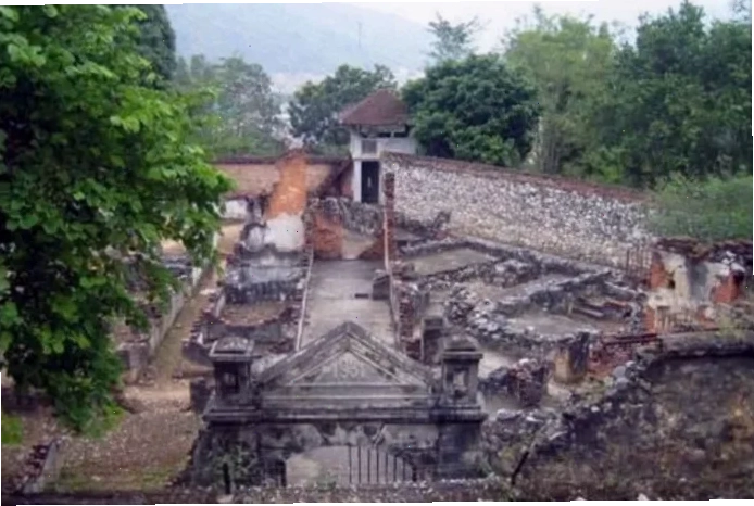 Một góc Di tích lịch sử Nhà tù Sơn La với kiến trúc cổ kính và rêu phong