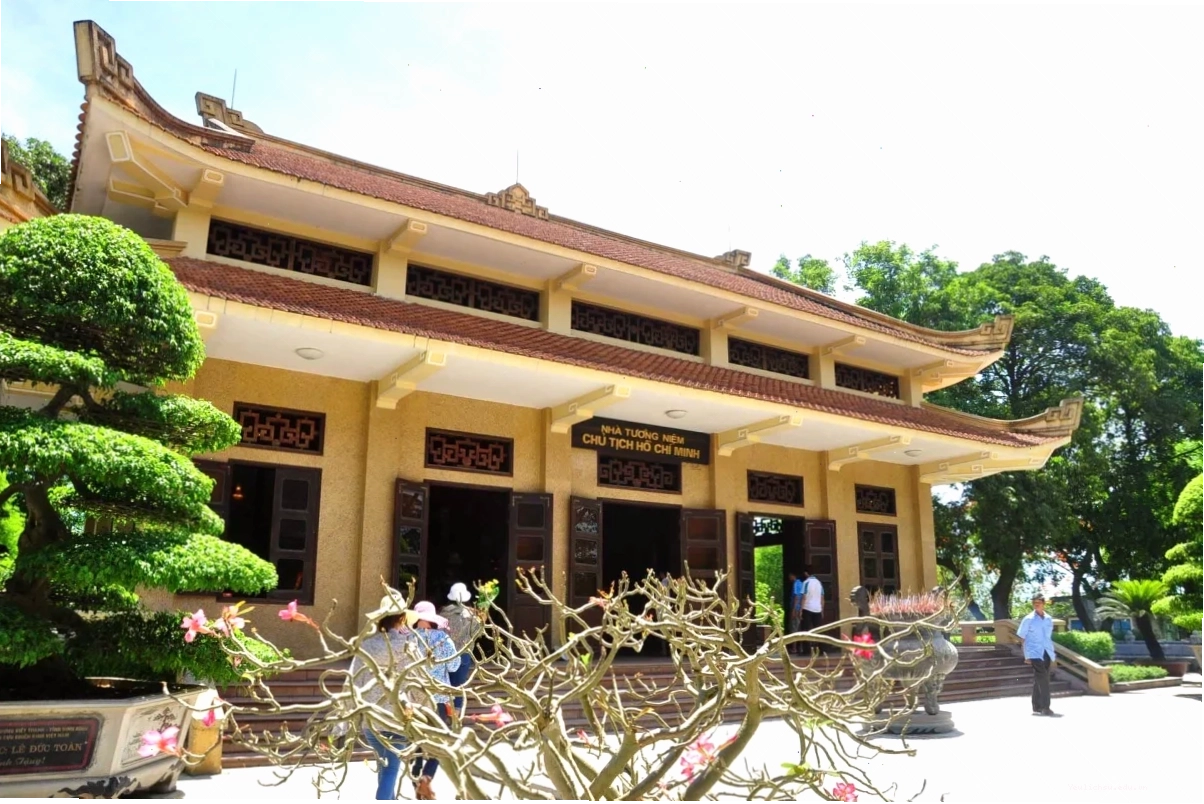 Nhà tưởng niệm Chủ tịch Hồ Chí Minh tại Làng Sen