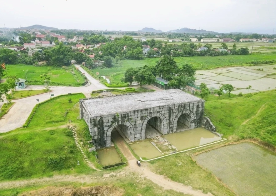 Toàn cảnh di tích Thành nhà Hồ nhìn từ trên cao