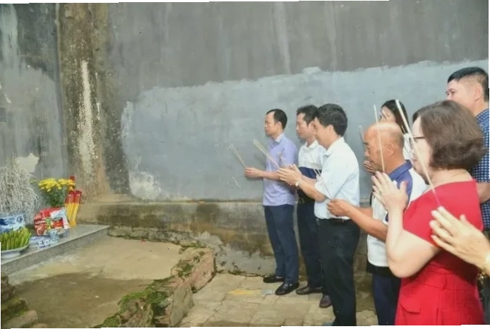 Văn nghệ sĩ dâng hương tại nơi đồng chí Tô Hiệu hy sinh bên Cây đào Tô Hiệu